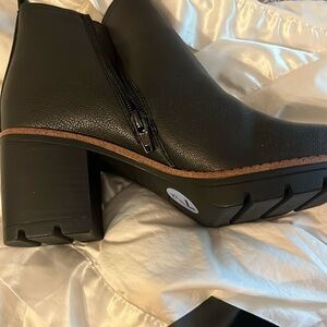 Naturalizer boots brand new size 7.5. Madeline-Gore Lug sole water resistant